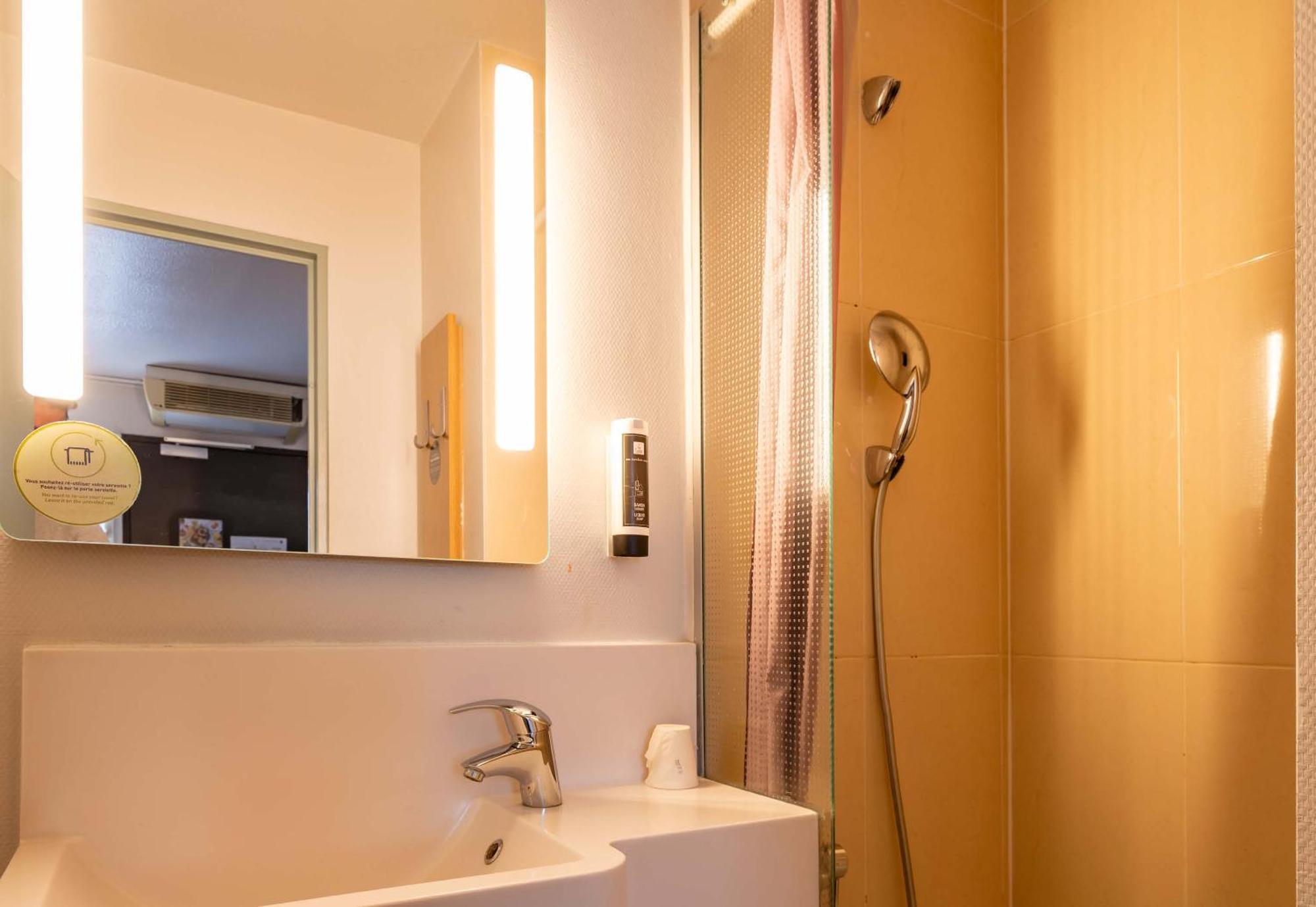 B&B HOTEL Grenoble Université Gières Esterno foto