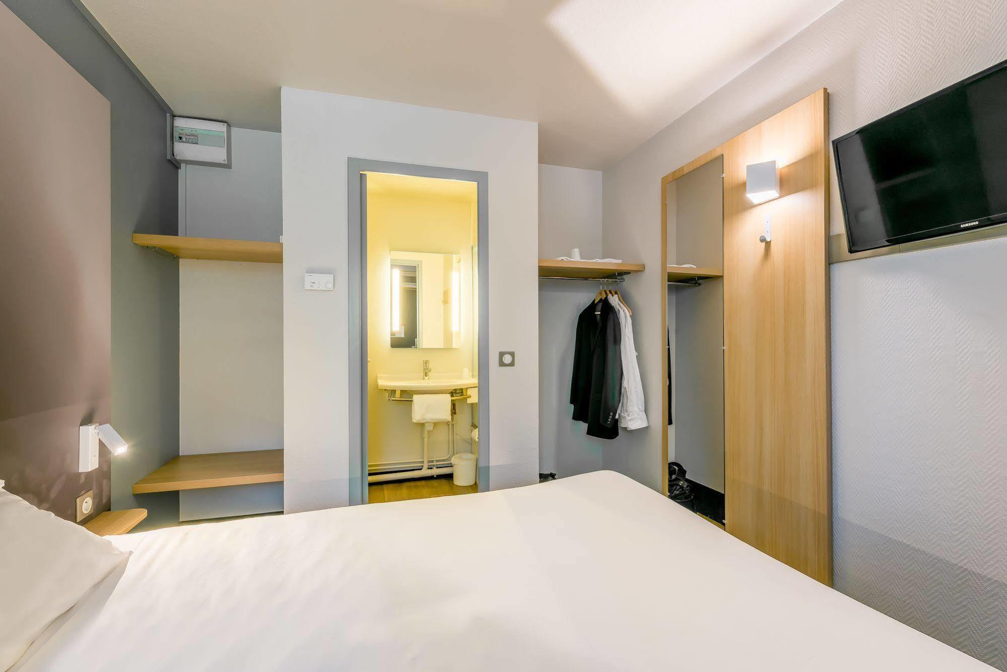 B&B HOTEL Grenoble Université Gières Esterno foto